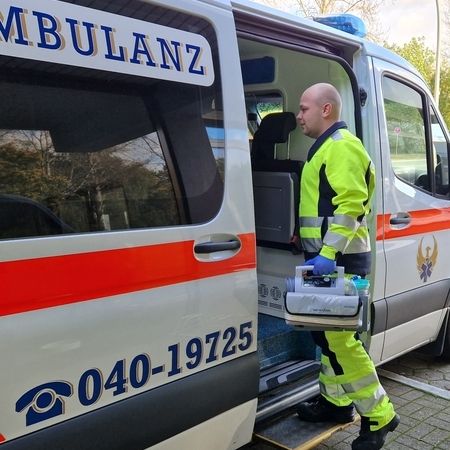 Rettungssanitäter mit Absauge