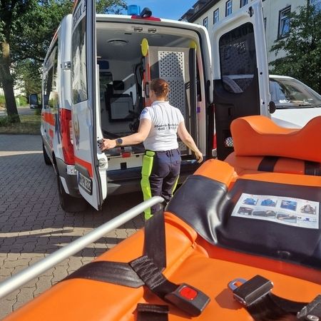 Rettungssanitäterin öffnet KTW