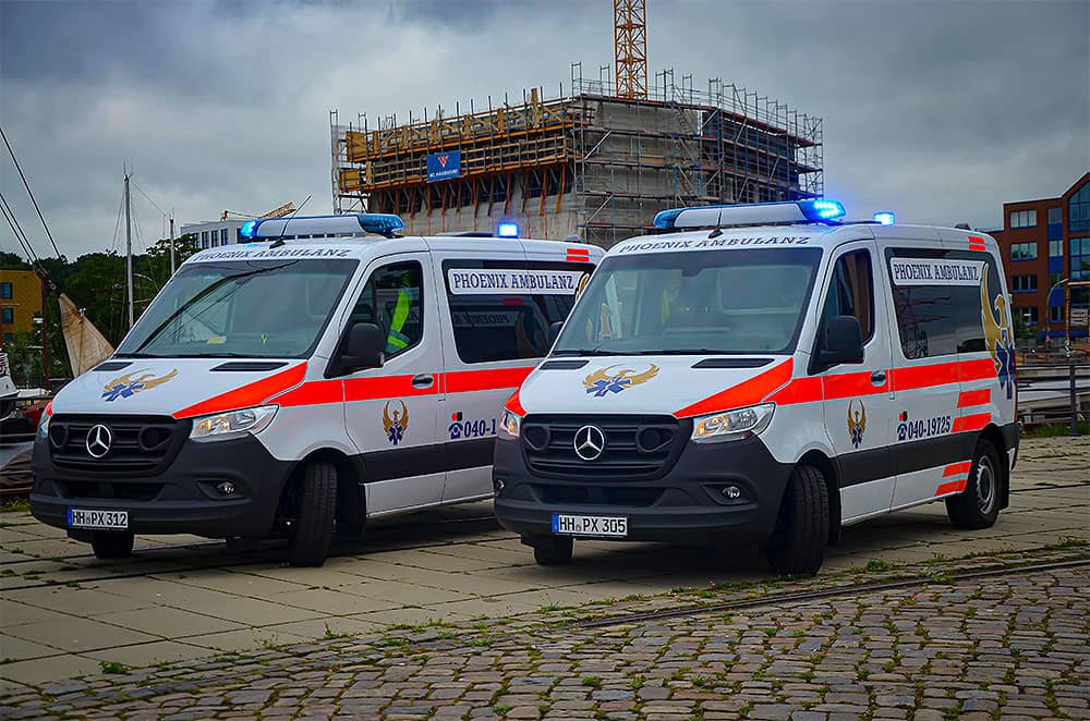 Zwei Krankenwagen der Phönix Ambulanz